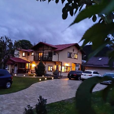 Готель Casa Cu Flori Буштені Екстер'єр фото