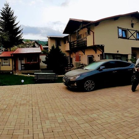 Готель Casa Cu Flori Буштені Екстер'єр фото