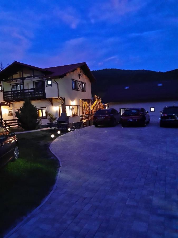 Готель Casa Cu Flori Буштені Екстер'єр фото
