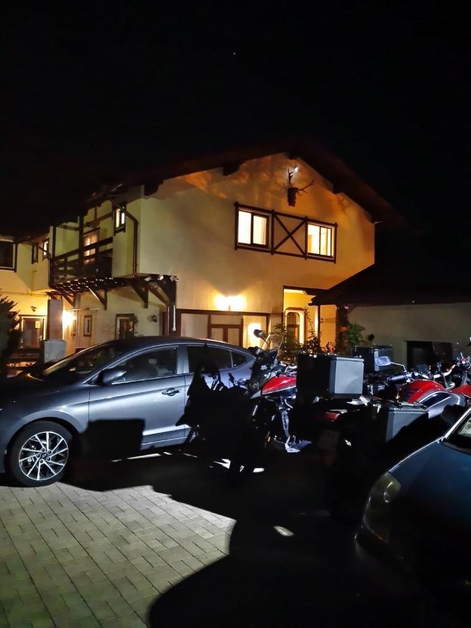 Готель Casa Cu Flori Буштені Екстер'єр фото