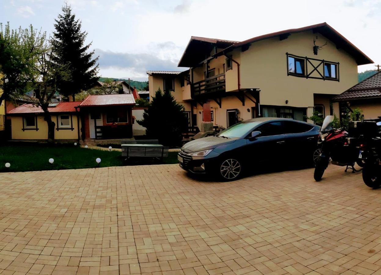 Готель Casa Cu Flori Буштені Екстер'єр фото