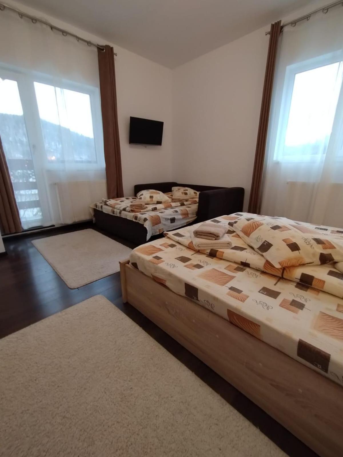 Готель Casa Cu Flori Буштені Екстер'єр фото